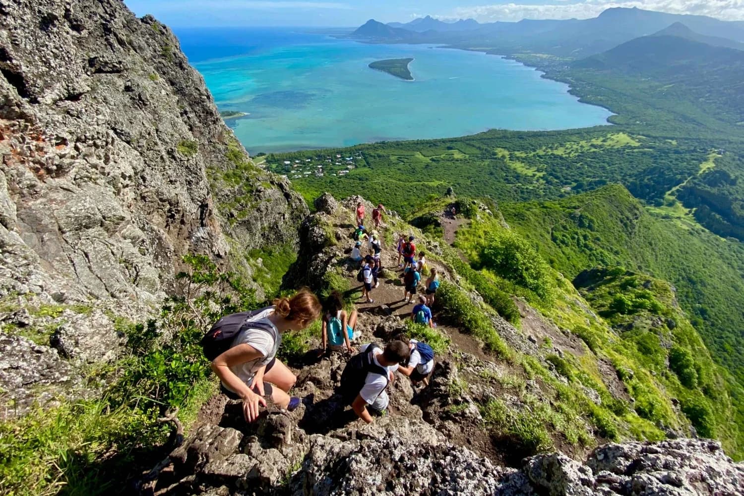 Randonneurs sur le sentier UNESCO du Morne à Maurice