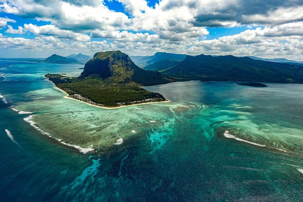 Eaux côtières et presqu'île du Morne à Maurice